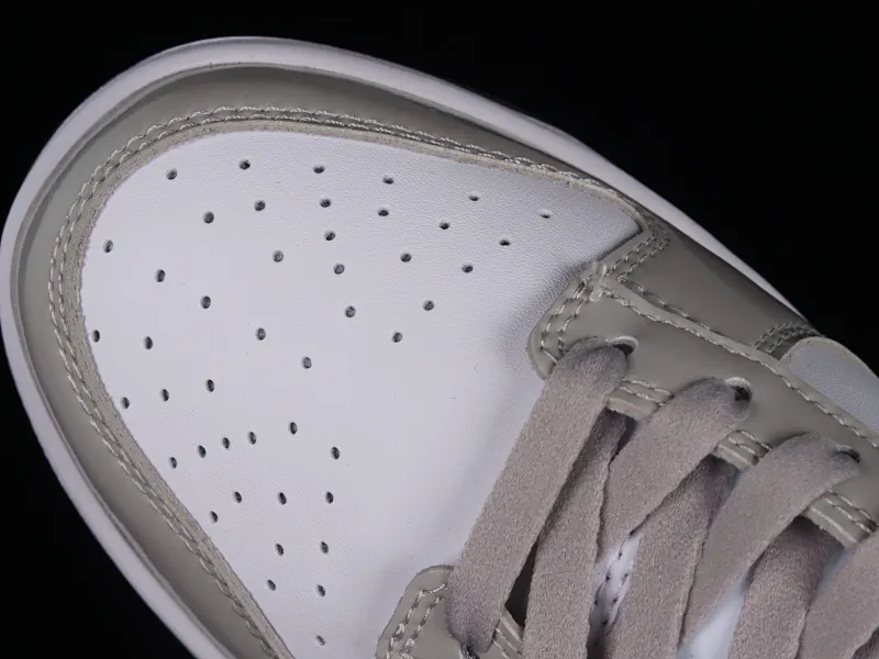 All Categories Nk SB Dunk Series Nk SB Dunk Low Low-top sneakers Cost-effective version Nk Dunk Low "Light Iron Ore" Patent leather gray SB low-top sports and leisure sneakers DQ7576-001
